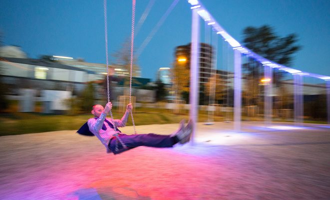 МЕГА КАЧЕЛИ. Архитектурное освещение игровой площадки «Салют», ЦПКиО им. Горького, Москва